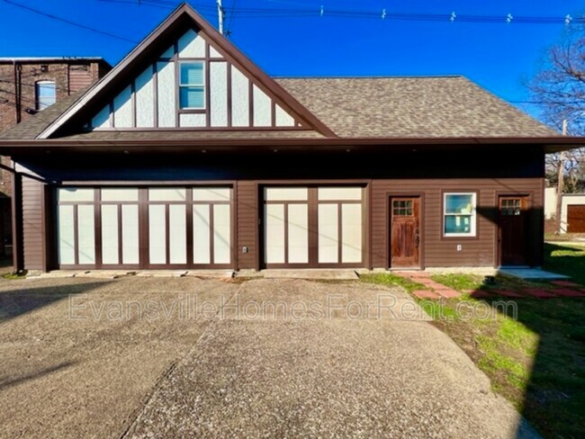 Building Photo - 701 SE Riverside Dr