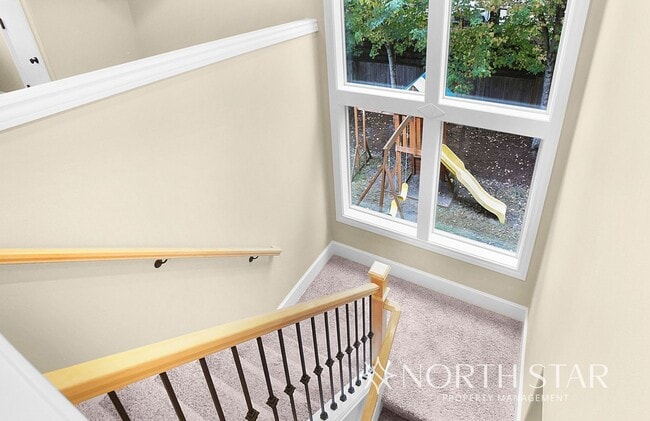 Building Photo - Beautiful Craftsman in Lake Oswego