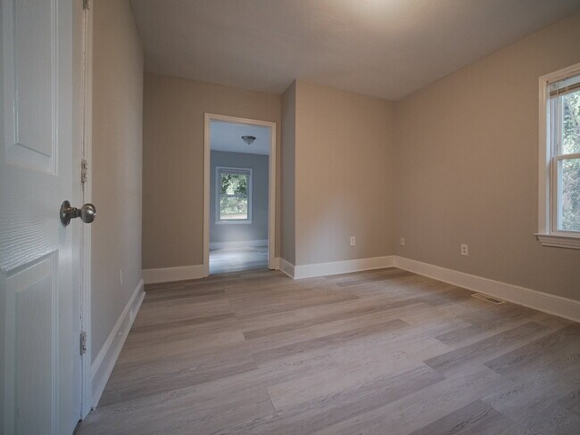 Building Photo - "Charming 4-Bedroom Gem in Charlotte - Cozy Living with Spacious Comfort!"