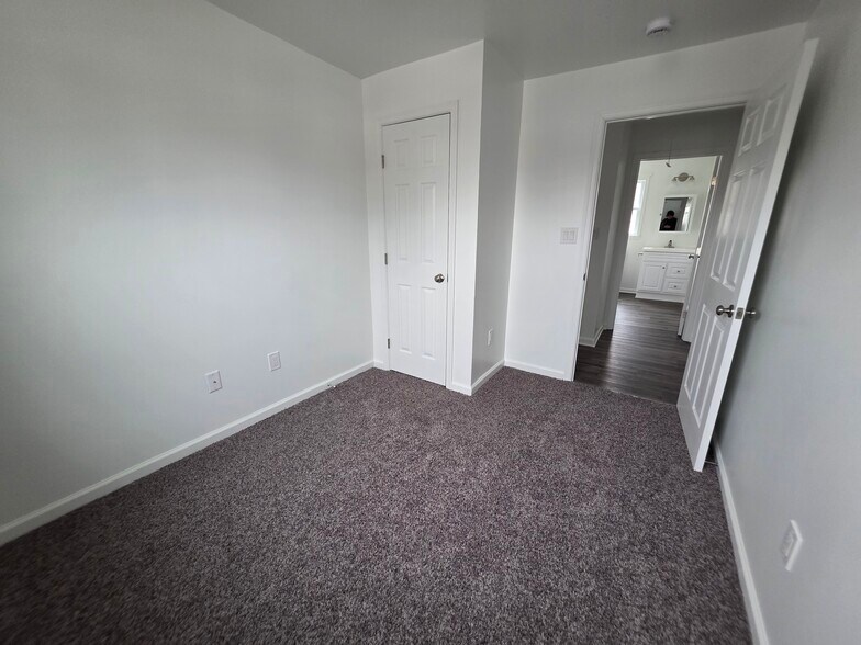 Building Photo - 639 Plater St