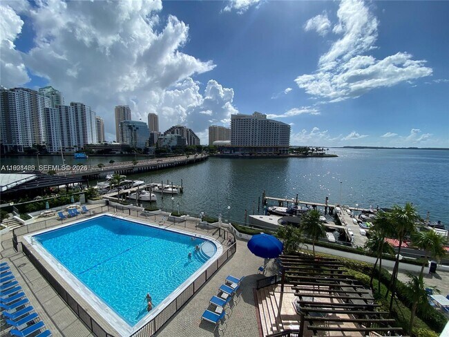 Building Photo - 905 Brickell Bay Dr