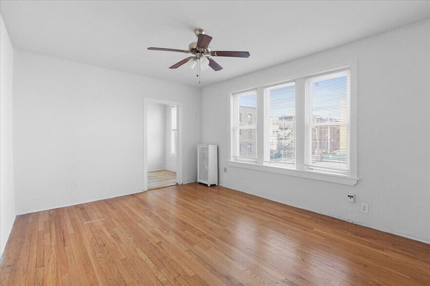 Building Photo - 1637 W Morse Ave