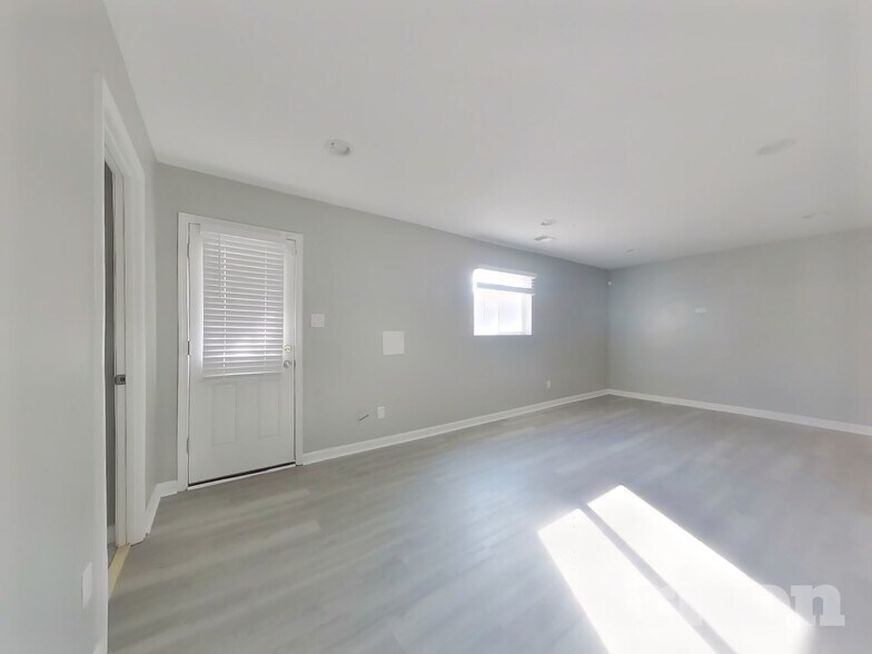 Building Photo - 2305 Berkley St