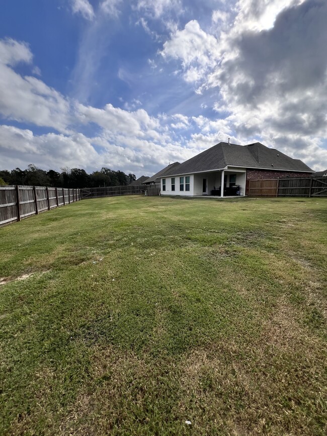 Building Photo - 23091 Antler Lake Dr