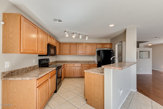 Building Photo - 4BR 3 FULL BATHROOMS W/ HUGE LOFT AND LARGE MASTER