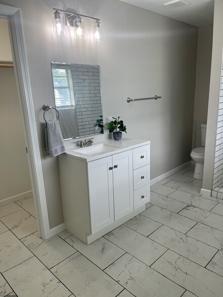 Master Bathroom - 1829 Wood Ave