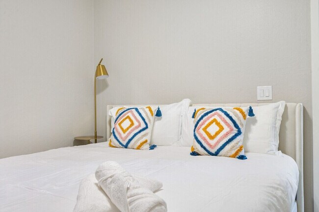 Building Photo - 6612 W Paradise Ln