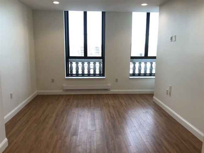 Building Photo - 875 Elm St