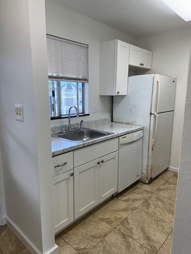 Building Photo - a 2bd/1ba Iao Parkside unit