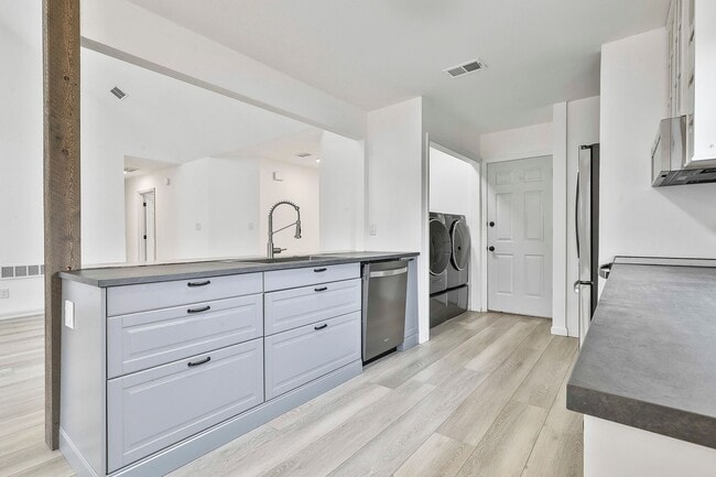 Building Photo - Fully Renovated 3/2 Ranch in Starr's Mill