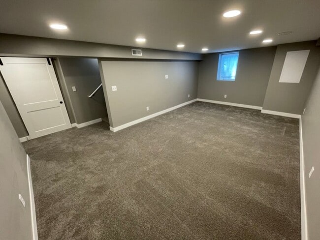 Building Photo - Updated, Modern, 4 Bed, 2 Bath, 3+Car Garage