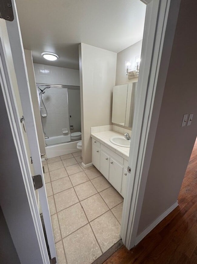 Building Photo - Super Clean 3BR with Hardwood, Large Closets & Garage