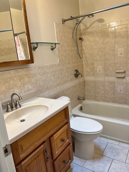 Hall bath - 2811 Maxwell St