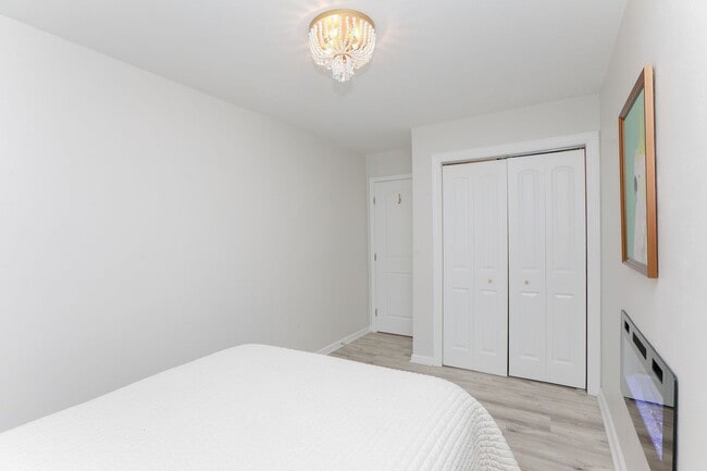 Building Photo - Pretty Lake Furnished Unit 2/1.5 Views! Vi...