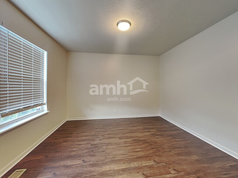 Building Photo - 628 Buckshire Glen