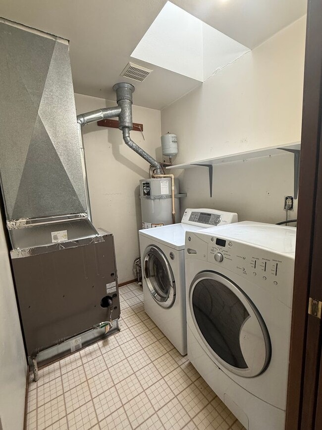 Building Photo - Live in Sunny Land! Updated 2 Bedroom with Great Amenities Available NOW!