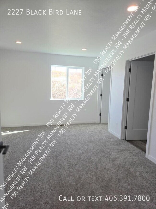 Building Photo - 2227 Black Bird Ln