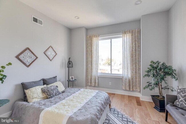 Building Photo - 2636 Latona St