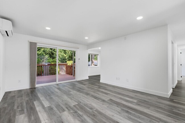 Building Photo - 2bd/1.75ba Redmond Condo