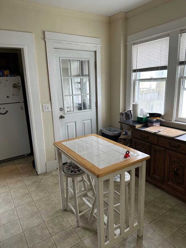 Building Photo - 112 Barton St