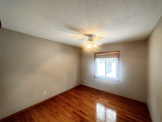 Building Photo - 9403 Lakeside Trl