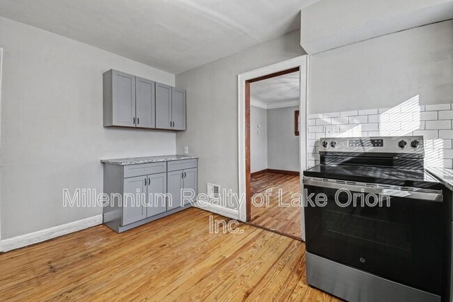 Building Photo - 419 W Iroquois Rd