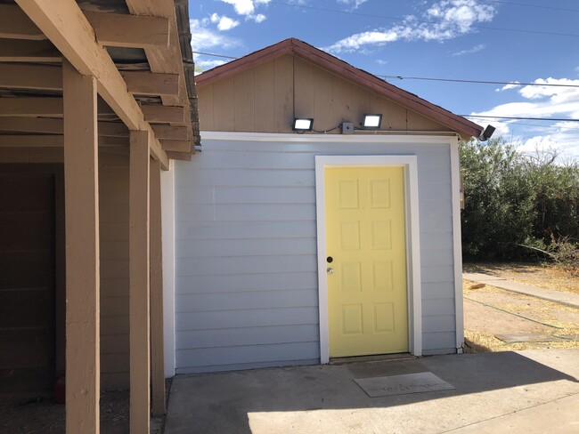 front with view to main yard - 207 N 6th St