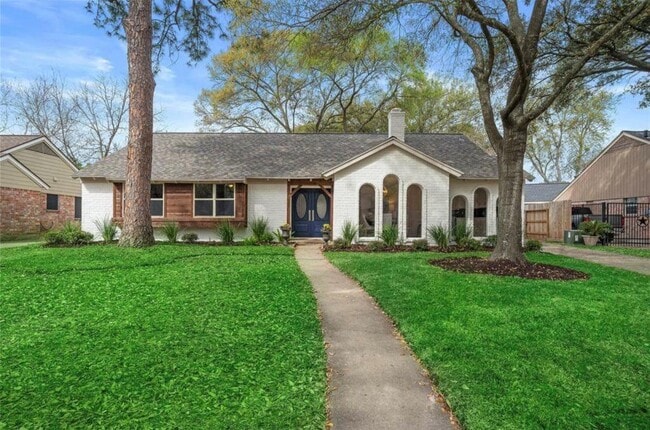 Primary Photo - 2831 Kenross St