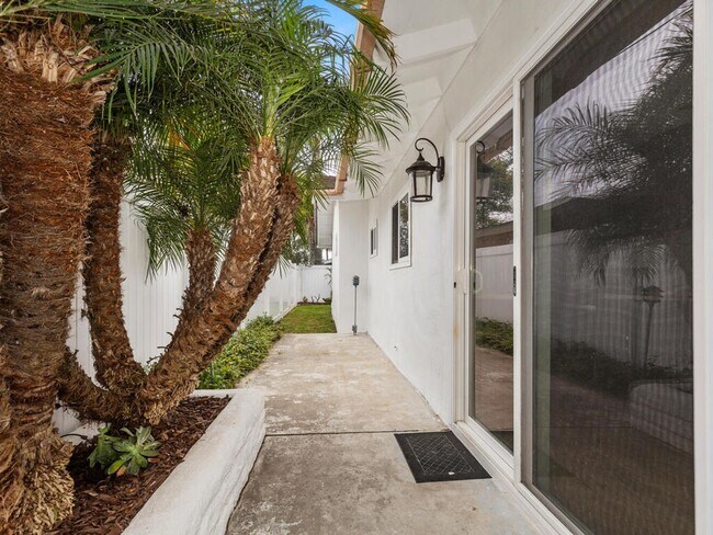 Building Photo - Oceanside Beach-Close 3BD/2BA Home with Easy Freeway Access