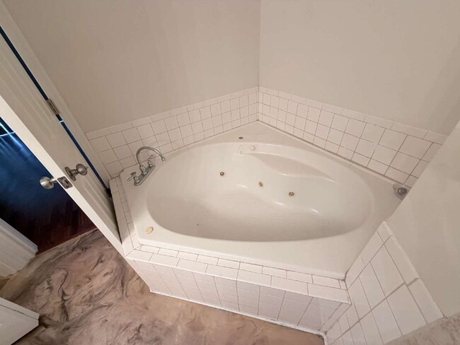 Building Photo - 2 Bedroom Lakeview Winter Haven Home Now Available for Rent!