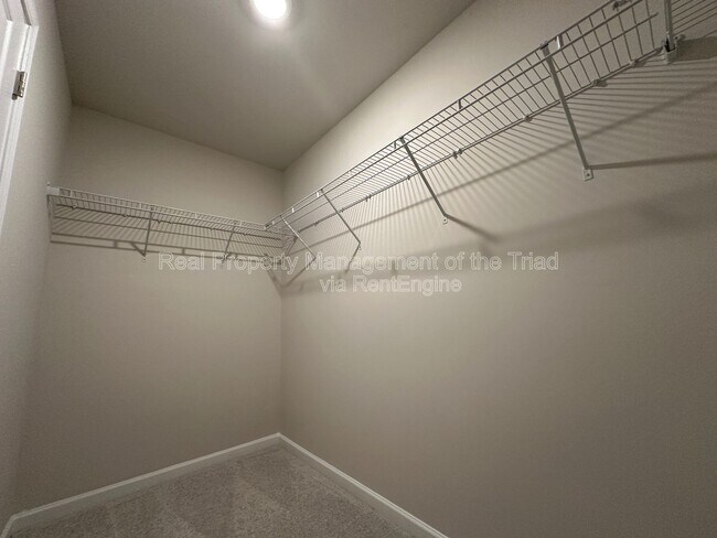 Building Photo - 322 Kingscote Wy
