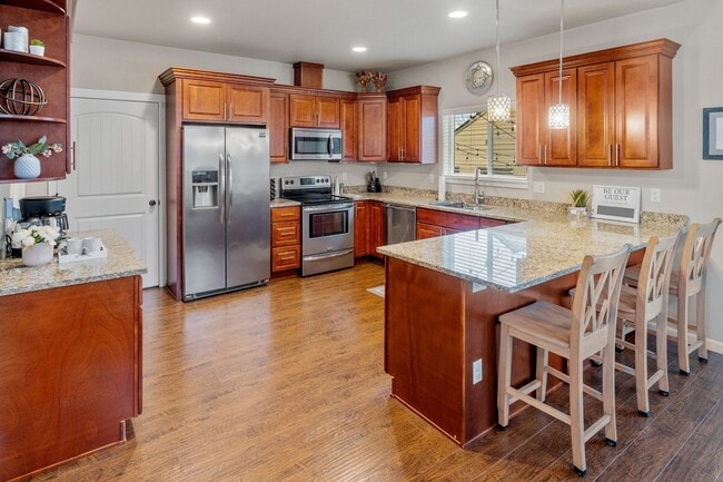 Building Photo - Central Tacoma home - 3 bedroom 2.5 bathroom with 2 Car garage and nice yard - Available May 2026.