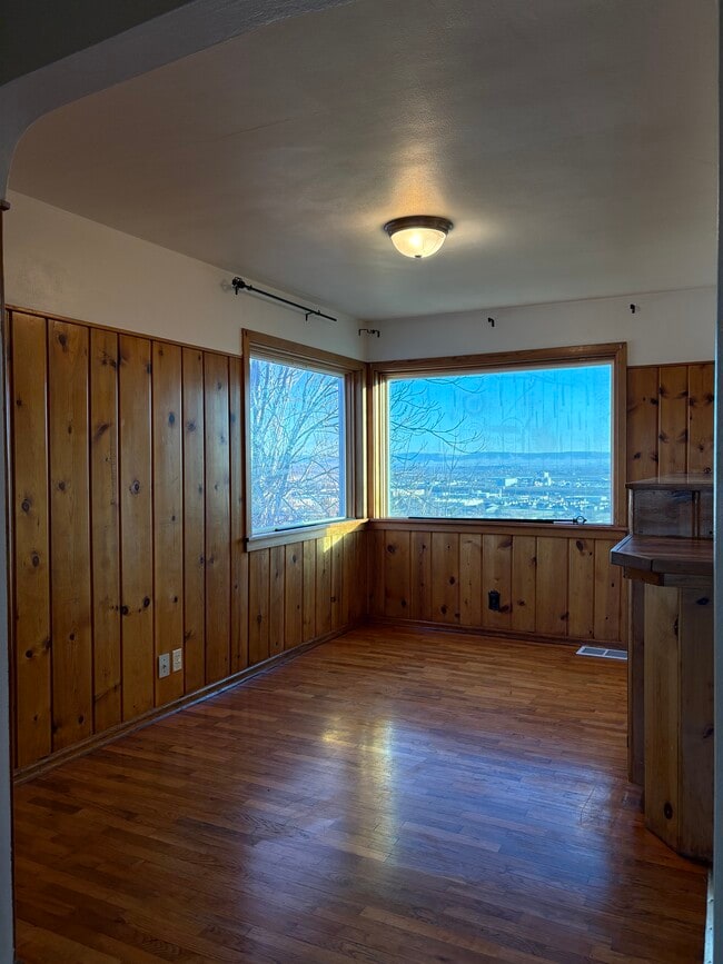 Building Photo - 501 Grandview Ave