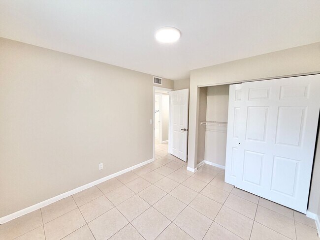 Building Photo - 2281 Sunshine Blvd