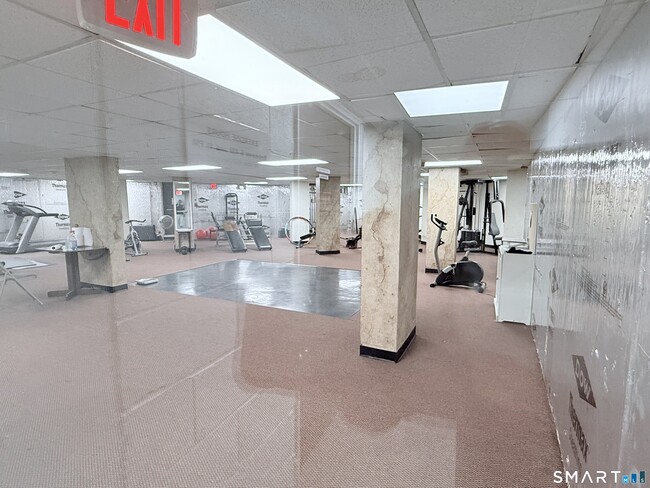 Building Photo - 71 Strawberry Hill Ave