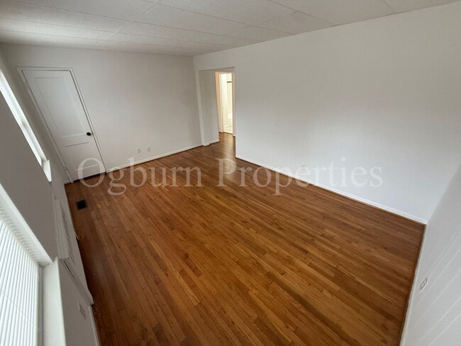 Building Photo - 2505-A Queen St-Miller Park-2BR/1BA-1st Floor APT!!!