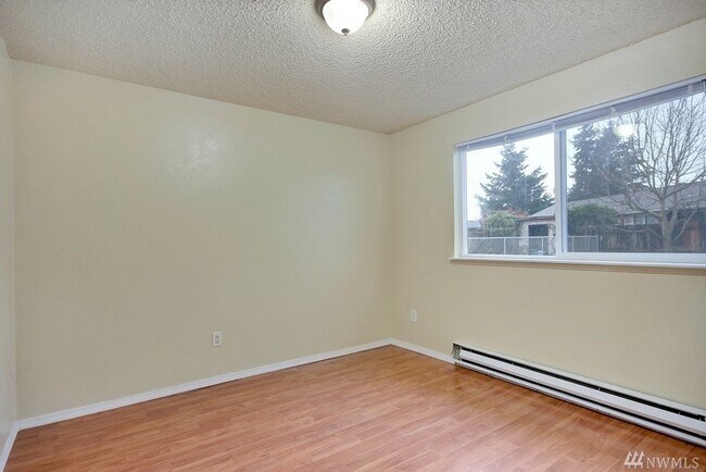 Building Photo - 1320-1320 12th Ave NW