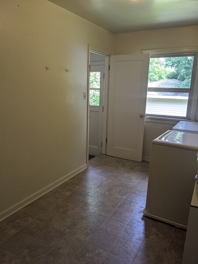 Building Photo - 414 S 12th Ave