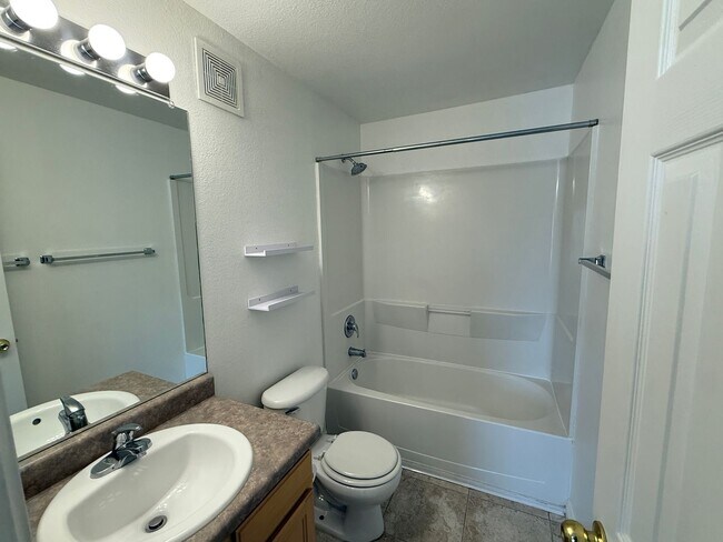 Building Photo - 2 Bedrooms with 2 Bathrooms at the Edge at...