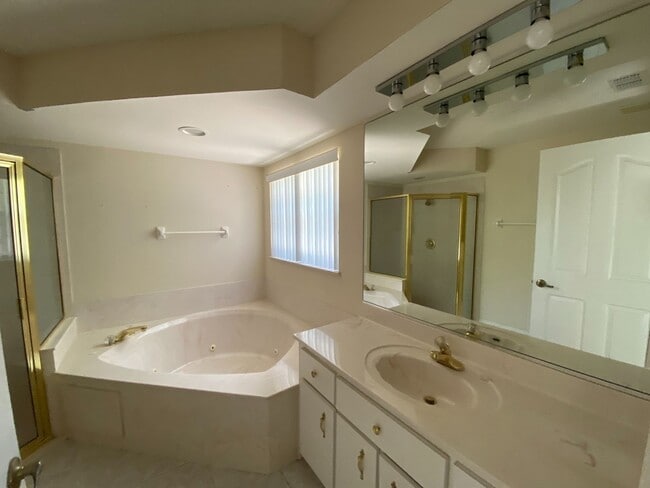 Building Photo - Marion Oaks Home - 3/2/2 1860 sqft.
