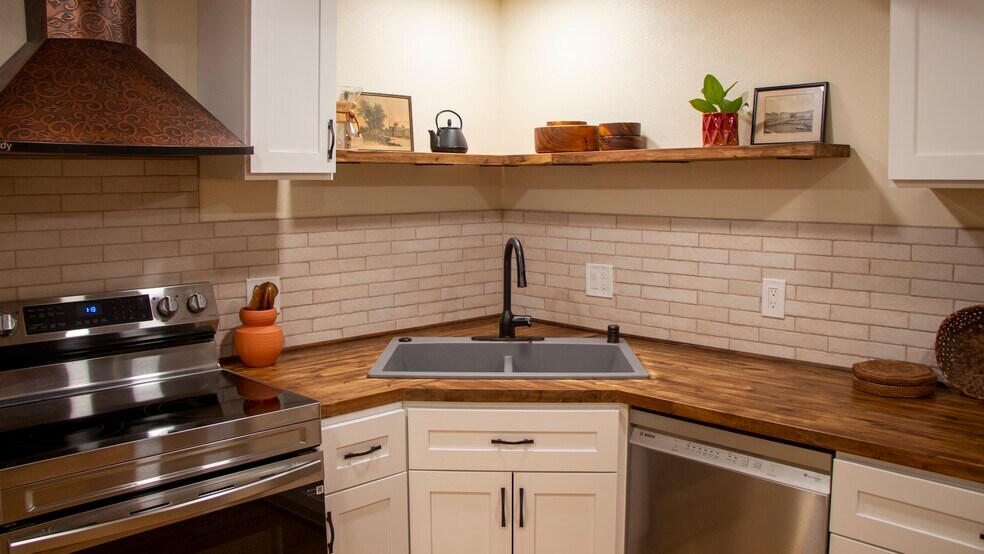 Building Photo - 423 W 1st Ave