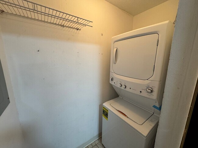 Building Photo - 8611 Scenicview Dr