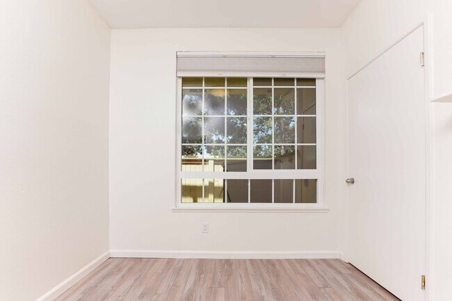 Building Photo - ****AVAILABLE NOW!! TWO BEDROOM TWO BATH CONDO IN GREAT LOCATION!!!!!!