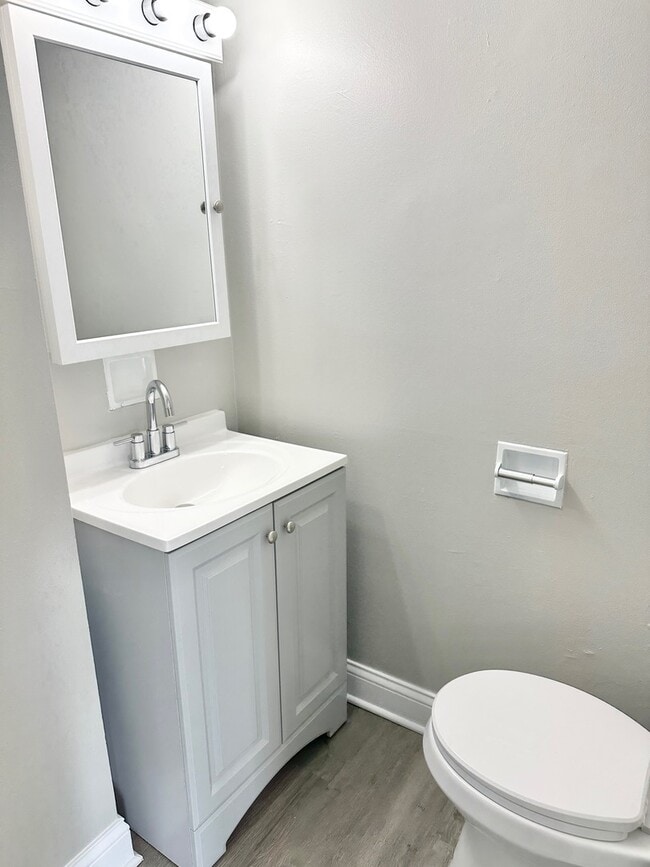 Building Photo - 1721 E Roosevelt Rd