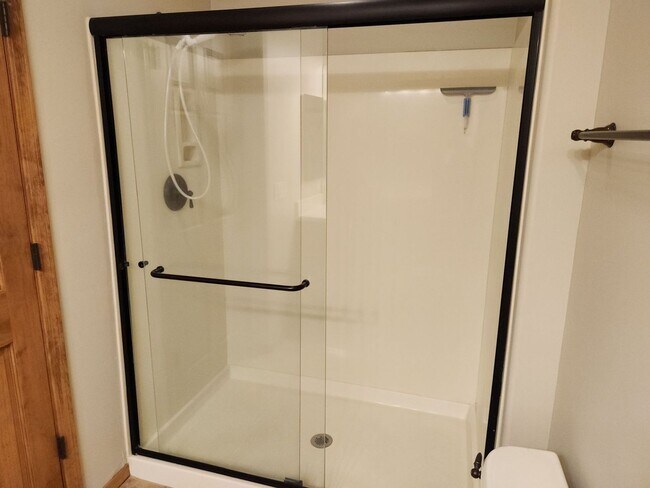 Building Photo - Bison Cove 2 Bed / 2 Bath - upstairs corner unit