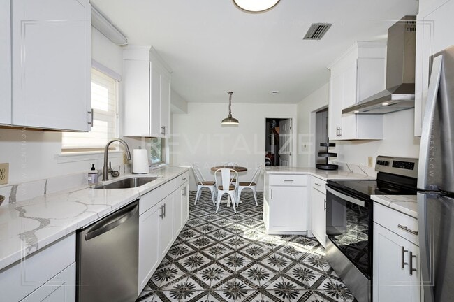 Building Photo - Stunning 3 Bed 2 Bath Brick Home with Huge Yard!