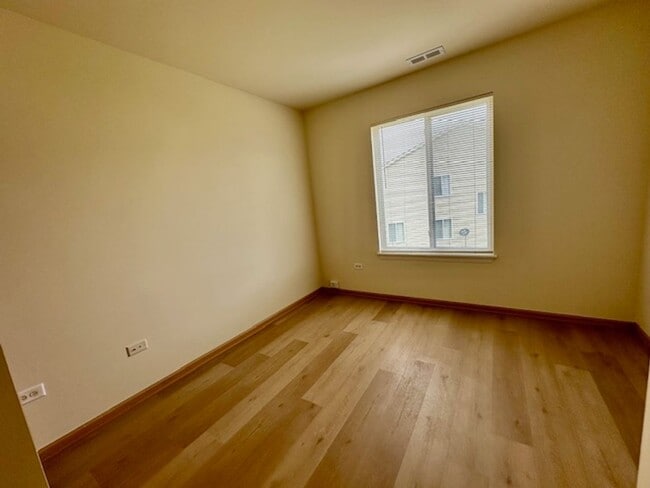 Building Photo - Newly Updated 3 Bedroom 2.5 Baths. One Car...