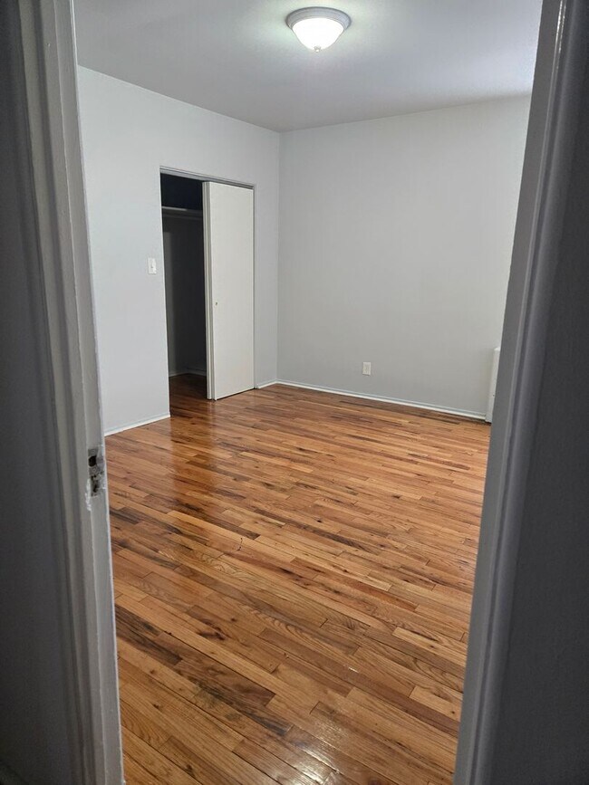 Building Photo - 3 bedrooms, 1.5 bathrooms.