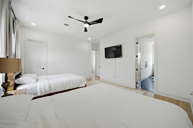 Building Photo - 5509 Hershe St
