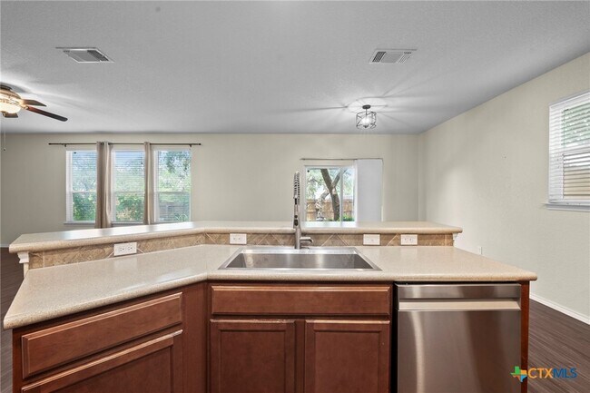 Building Photo - 220 Hinge Creek